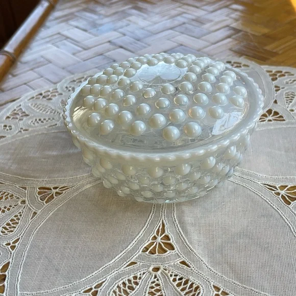 Vintage Hobnail dresser box milky glass - Picture 3 of 9